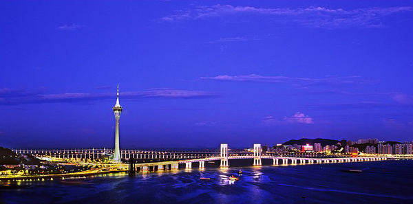 西湾大桥是连接澳门半岛和凼仔岛的第三座大桥