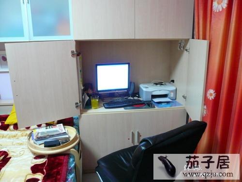 柜子里面的电脑桌