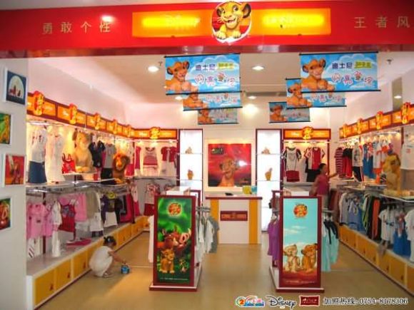 迪士尼狮子王童装专卖店设计效果图片 随着品牌消费意识的深入化,中国童装业加速产业升级节奏,一场自上而下的全行业整合浪潮正在涌起。 在规模达600亿元的中国童装市场上分散着800多家企业,没有一家企业能控制着相当规模的市场。其规模、研发和全球化资源配置能力远远要小于其外国竞争对手,在中国市场的影响能力也非常有限。