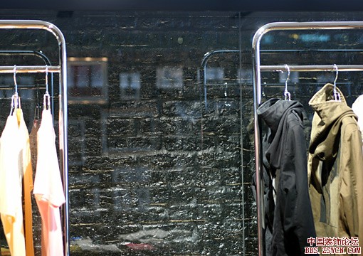 时尚个性服装店面装修设计效果图欣赏 - 中国展览设计网|国外展台搭建|展览搭建|展位设计搭建|展台设计搭建|搭建公司|布展公司|美国搭建