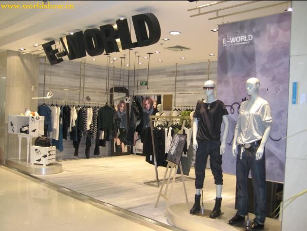 <em>品牌</em>服装店<em>E</em>-WORLD展台设计效果图欣赏-+中